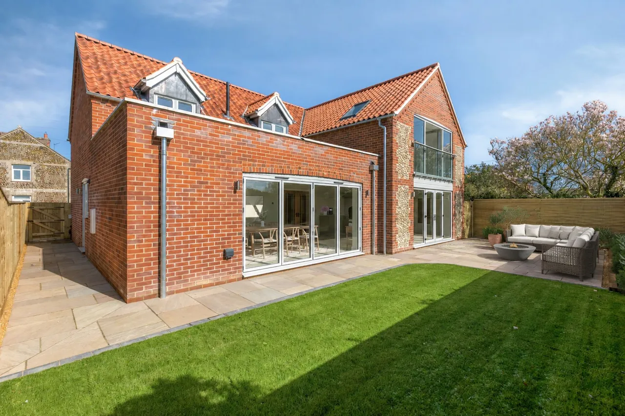 Beautifully Renovated Brick and Flint, photo 14