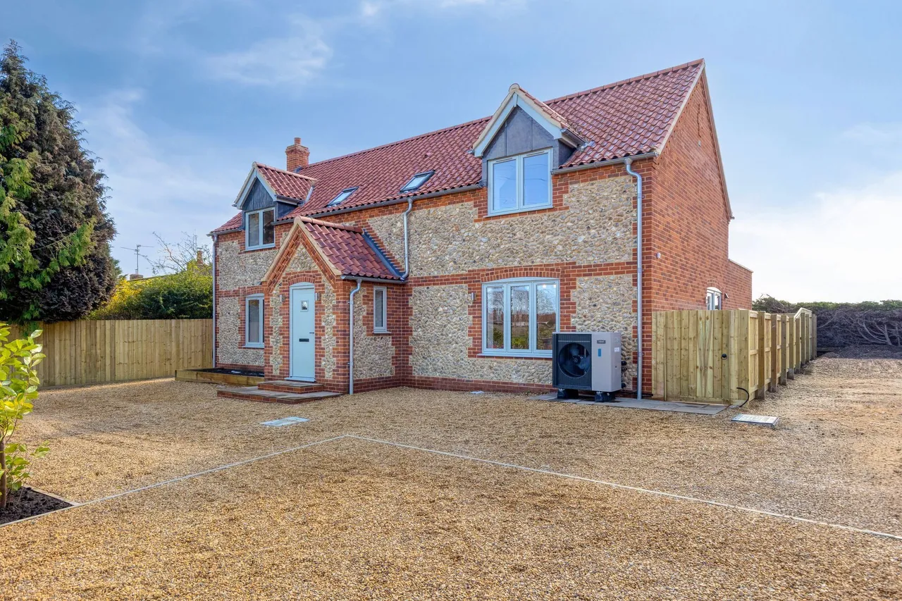 Beautifully Renovated Brick and Flint, photo 2