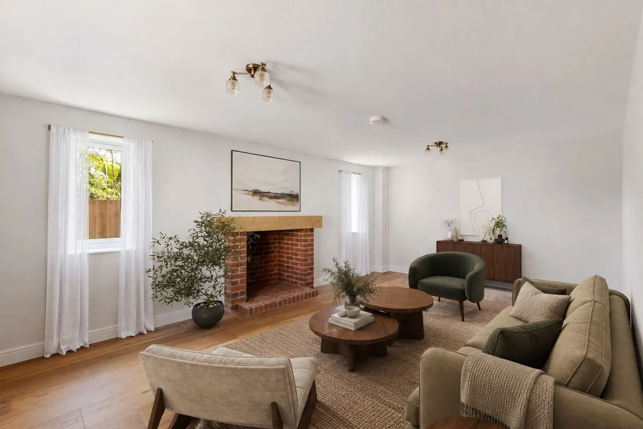 Beautifully Renovated Brick and Flint, photo 3