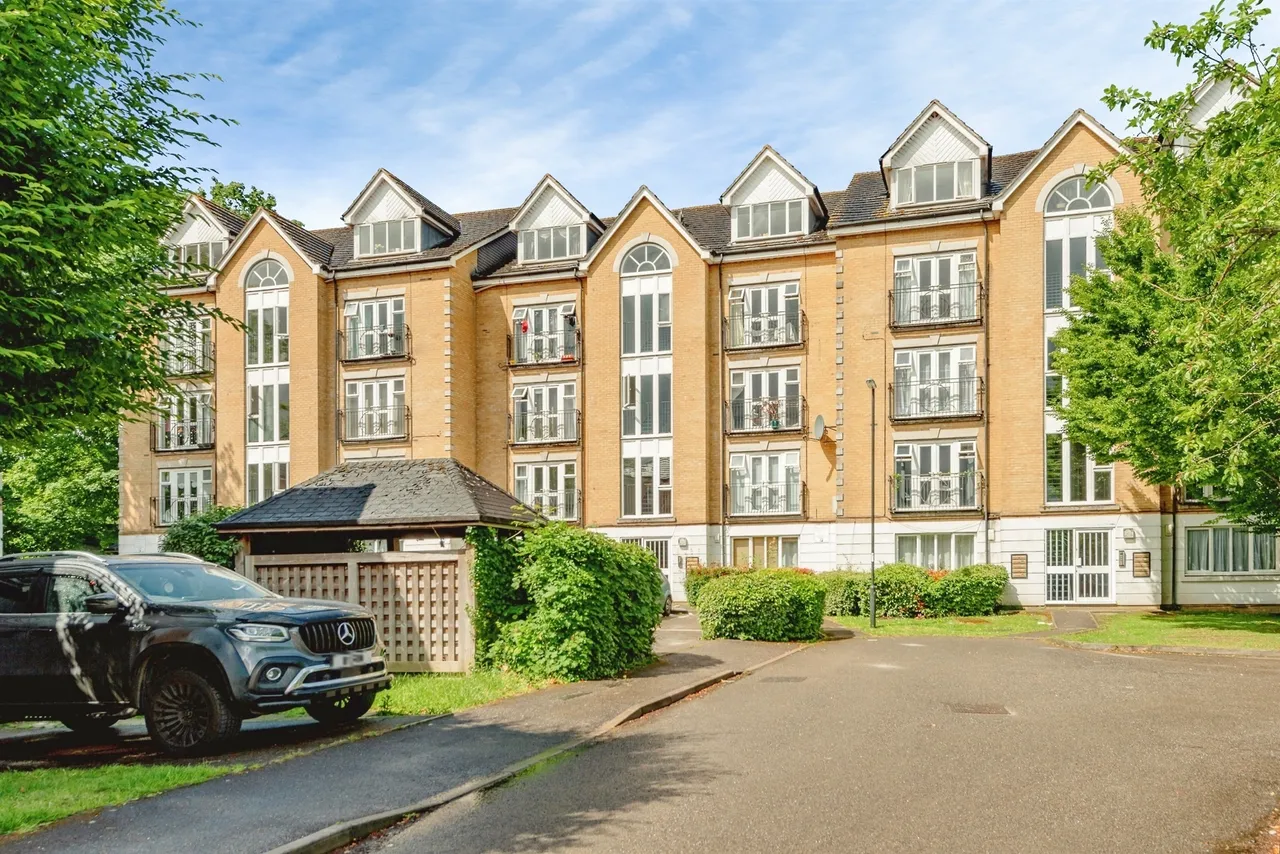 2 bed flat for sale — Beverley Mews, Crawley