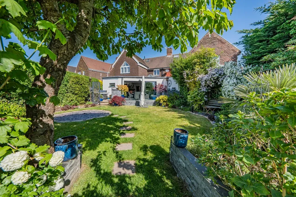 Priory Close, Denham, UB9, photo 3