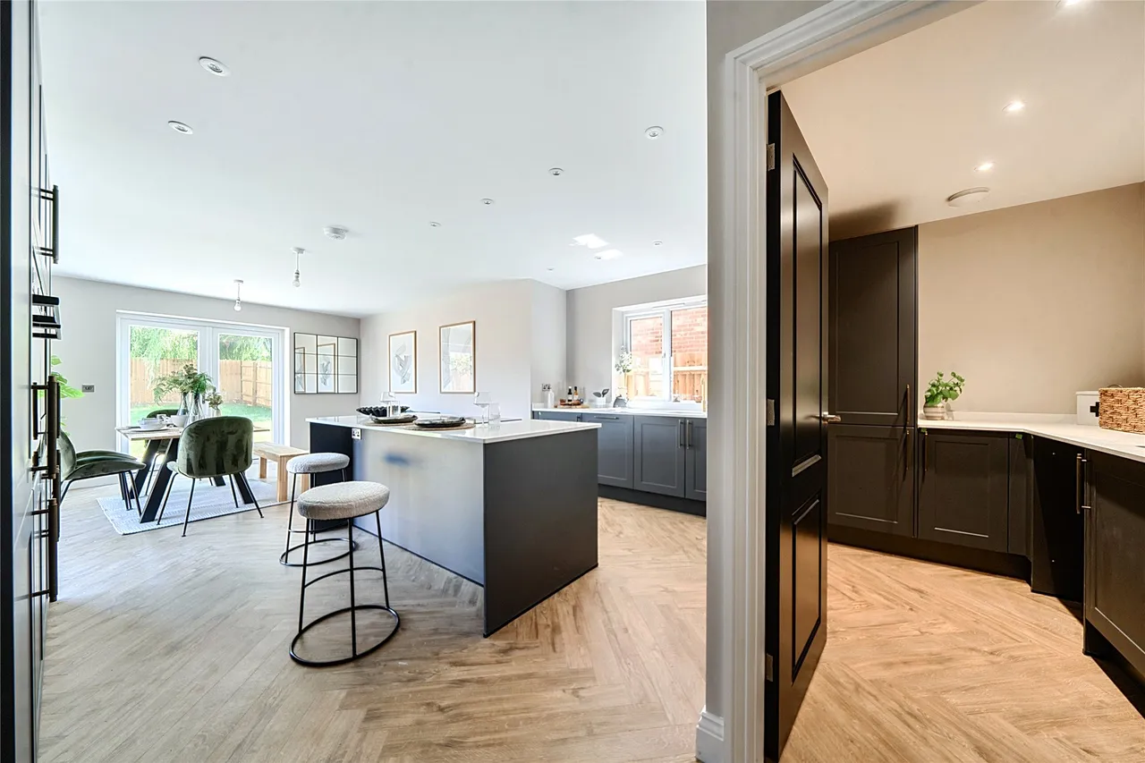 Raven Crescent, Westcott, HP18, photo 3