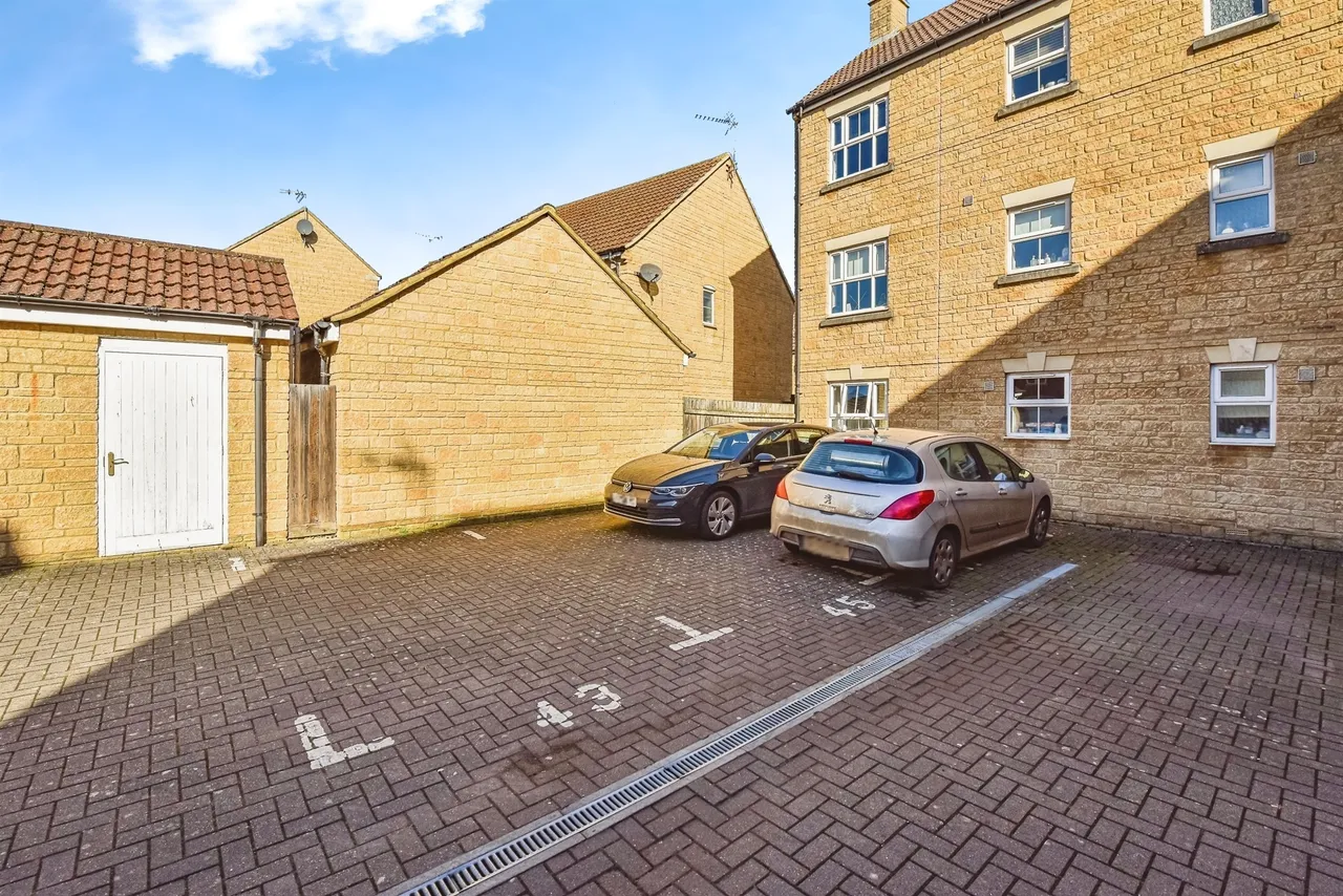 Nuthatch Road, Calne, SN11, photo 17