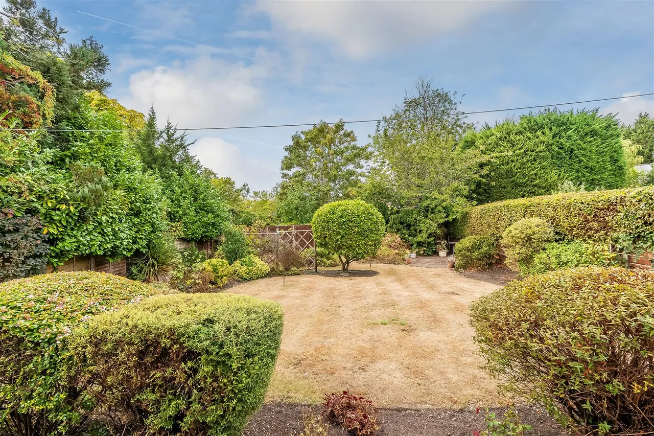 Clinton Road, Leatherhead, KT22, photo 2