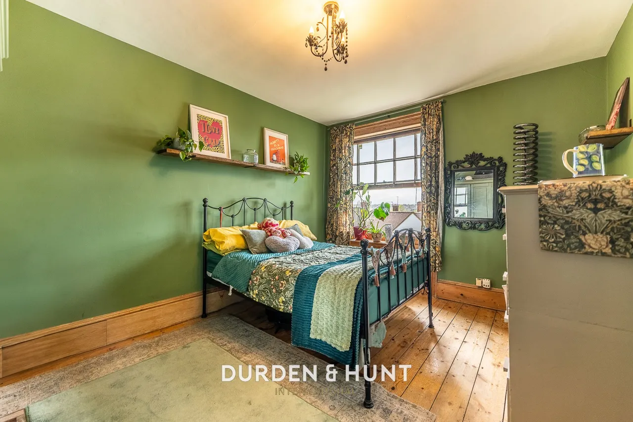 Chigwell Road, Woodford Green, IG8, photo 9