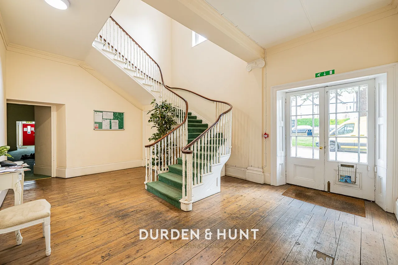 Chigwell Road, Woodford Green, IG8, photo 2