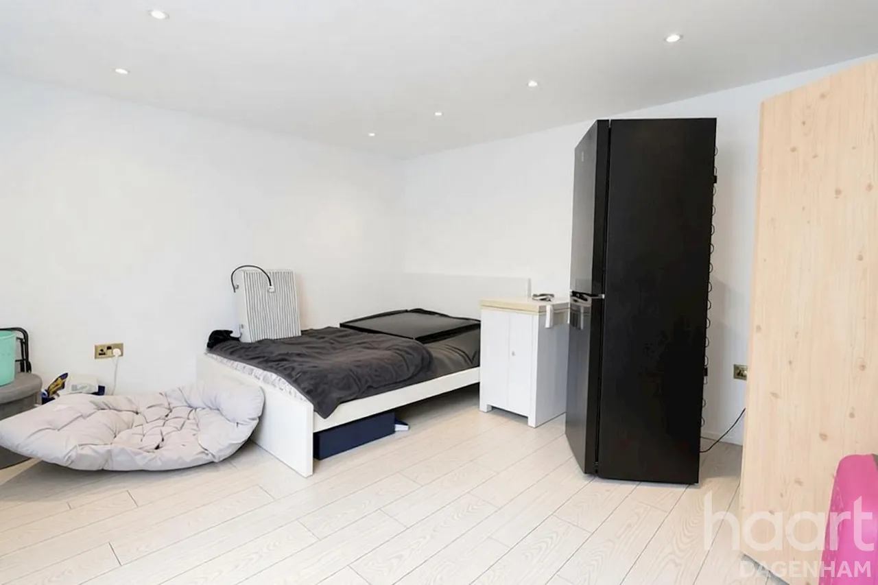Oxlow Lane, Dagenham, RM9, photo 16