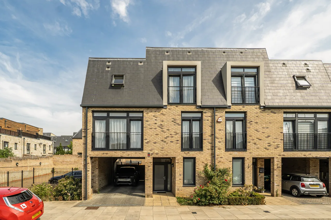 4 bed house for sale — 1 Helios Way, Barnet