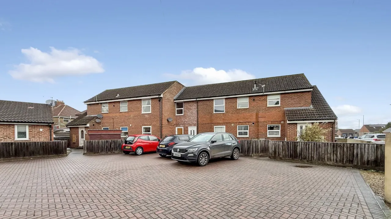2 bed flat for sale — Merlin Court, Oldfield Road