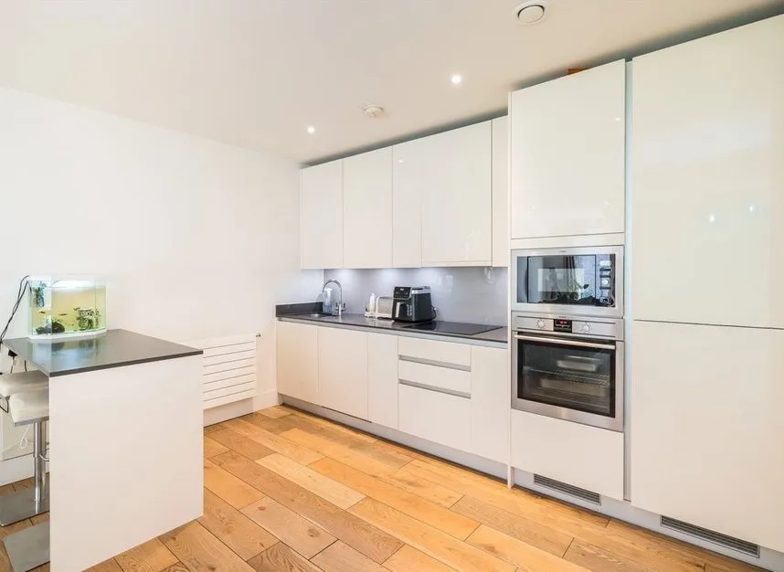 Narrowboat Avenue, Brentford, TW8, photo 4