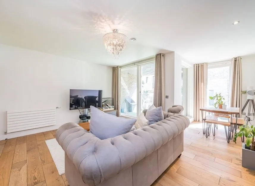 Narrowboat Avenue, Brentford, TW8, photo 3