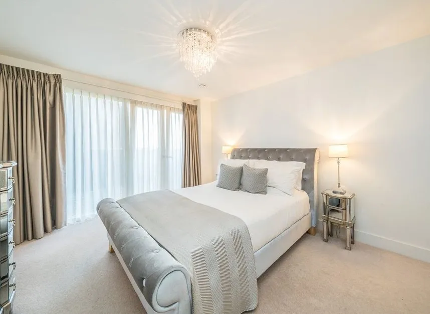 Narrowboat Avenue, Brentford, TW8, photo 5