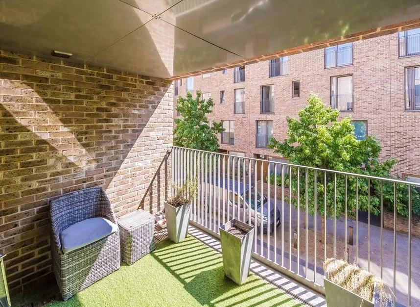 Narrowboat Avenue, Brentford, TW8, photo 6
