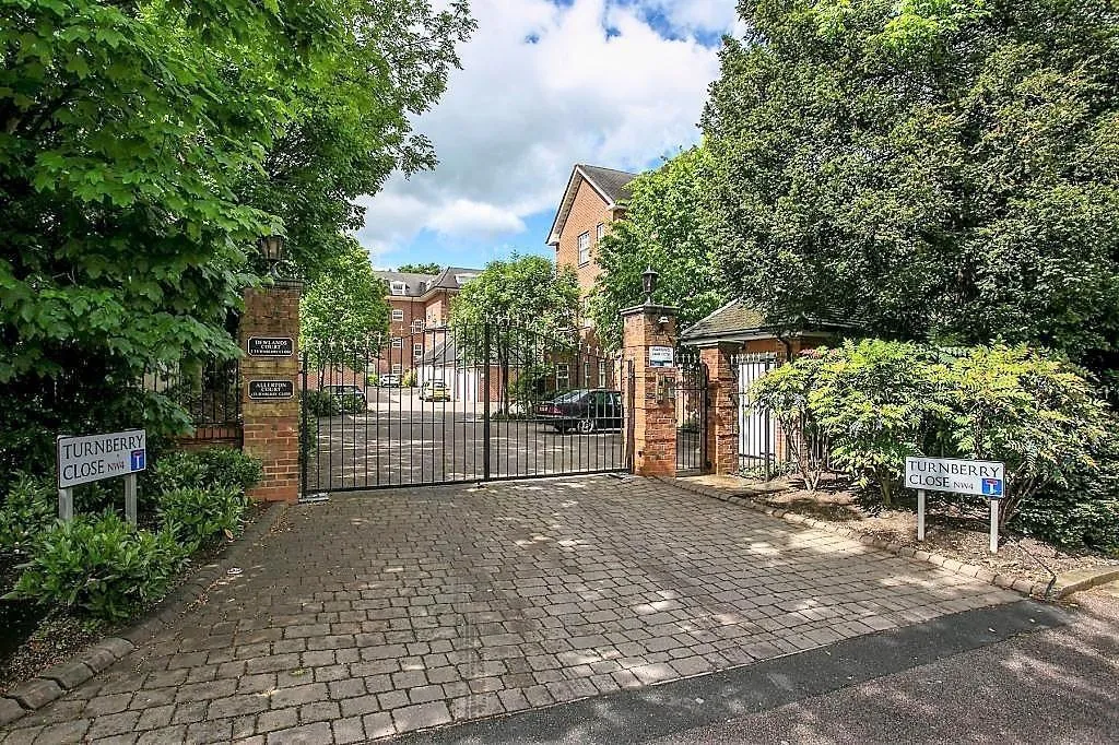Turnberry Close, Hendon, NW4, London, photo 3