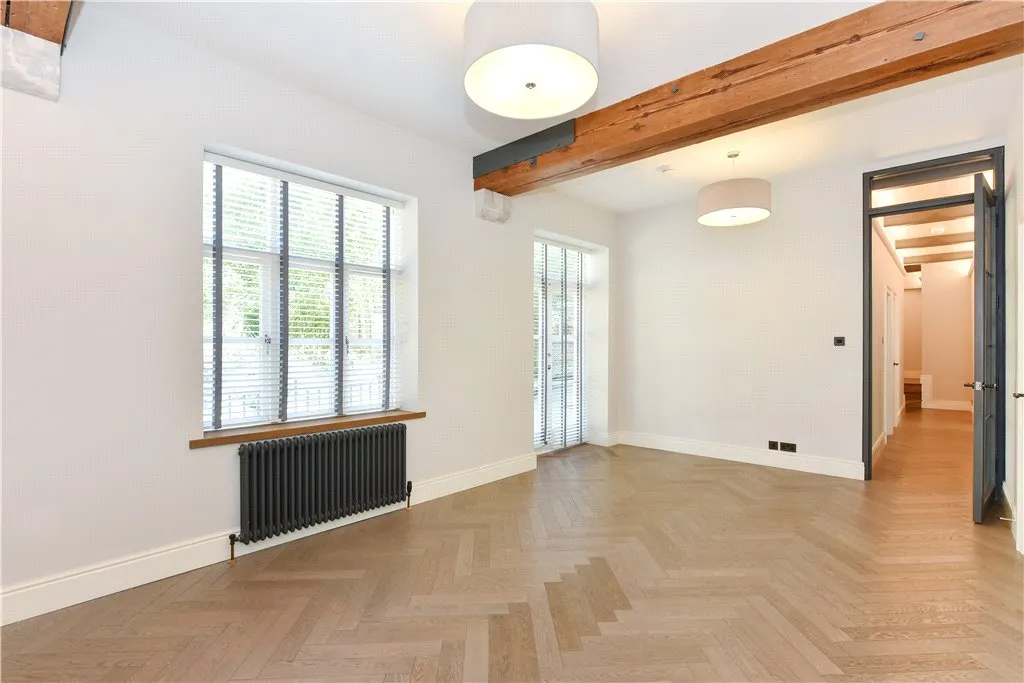 Battersea High Road, London, SW11, photo 2