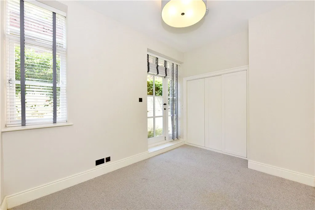 Battersea High Road, London, SW11, photo 17