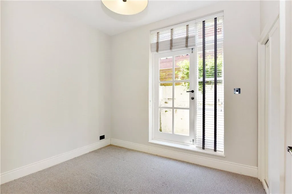 Battersea High Road, London, SW11, photo 21