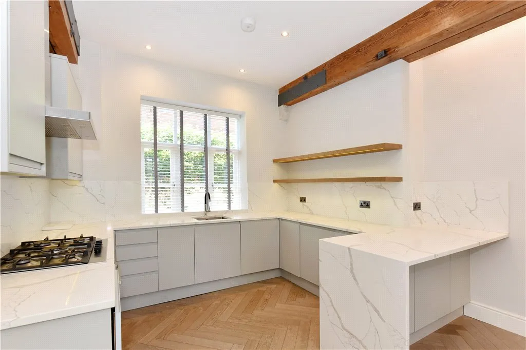 Battersea High Road, London, SW11, photo 16
