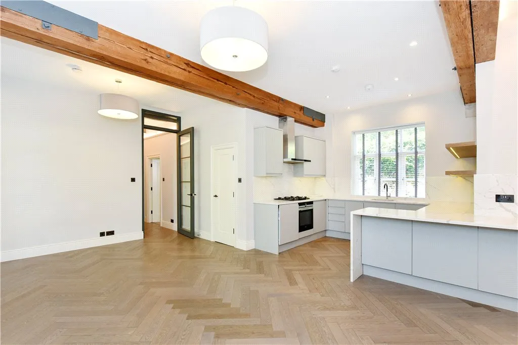 Battersea High Road, London, SW11, photo 11