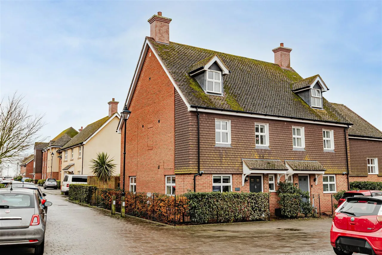 4 bed property for sale — Cheney Road, Minster, Ramsgate, Kent, CT12 4BG