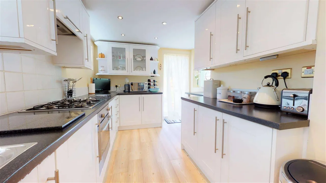Oakwood Hill, Loughton, photo 3