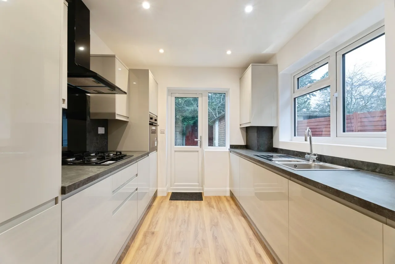 Longport Close, ILFORD, Essex, IG6, photo 8