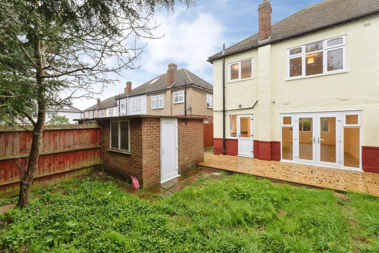 Longport Close, ILFORD, Essex, IG6, photo 20