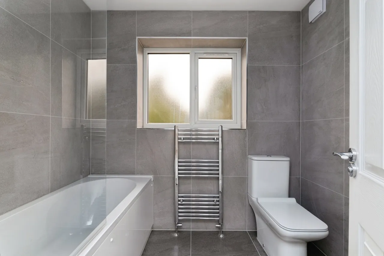 Longport Close, ILFORD, Essex, IG6, photo 15