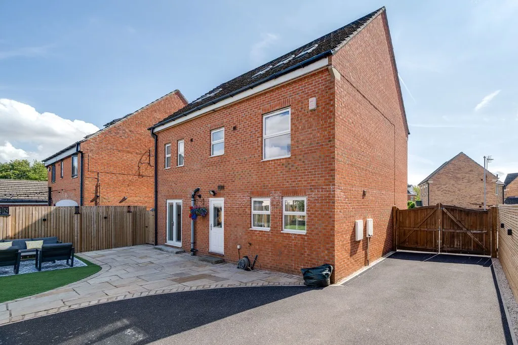 Fern View, Gomersal BD19 4PE, photo 28