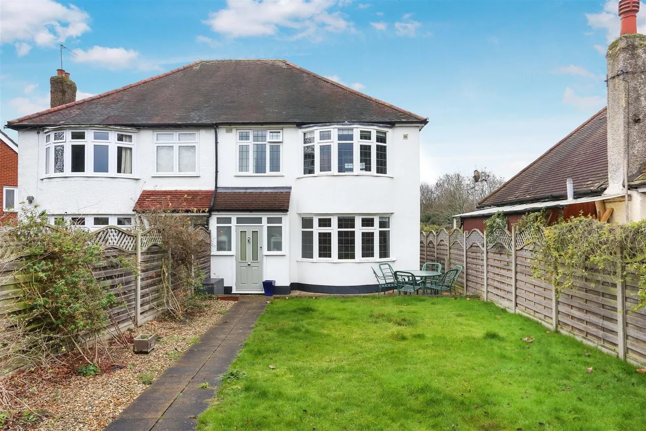 4 bed house for sale — St Dunstans Hill, Cheam, Surrey, SM1 2LP