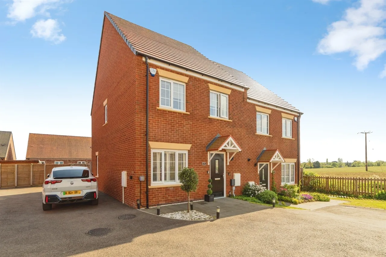 3 bed house for sale — Nightingale Road, Great Barford, Bedford