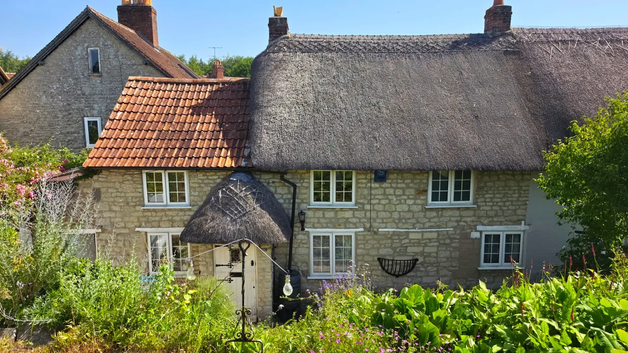2 bed house for sale — Steep Street, Mere, Warminster, Wiltshire, BA12 6ED