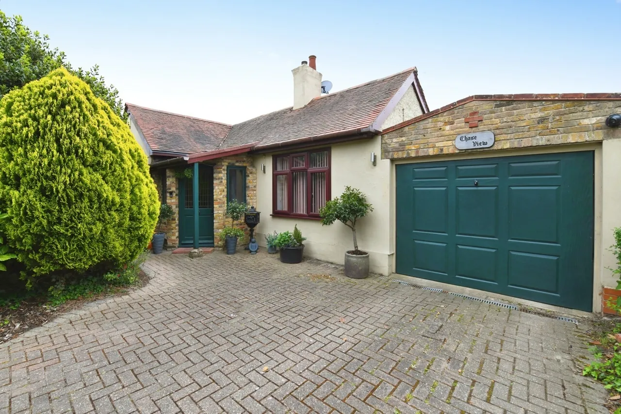 3 bed house for sale — London Road, Vange, Basildon, Essex, SS16