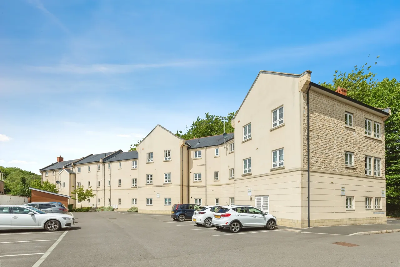 2 bed flat for sale — Frome Road, Radstock