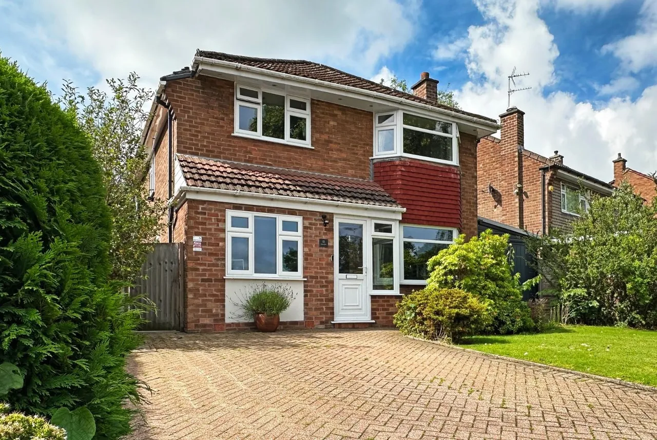 4 bed house for sale — Woburn Drive, Hale, Cheshire WA15 8LZ