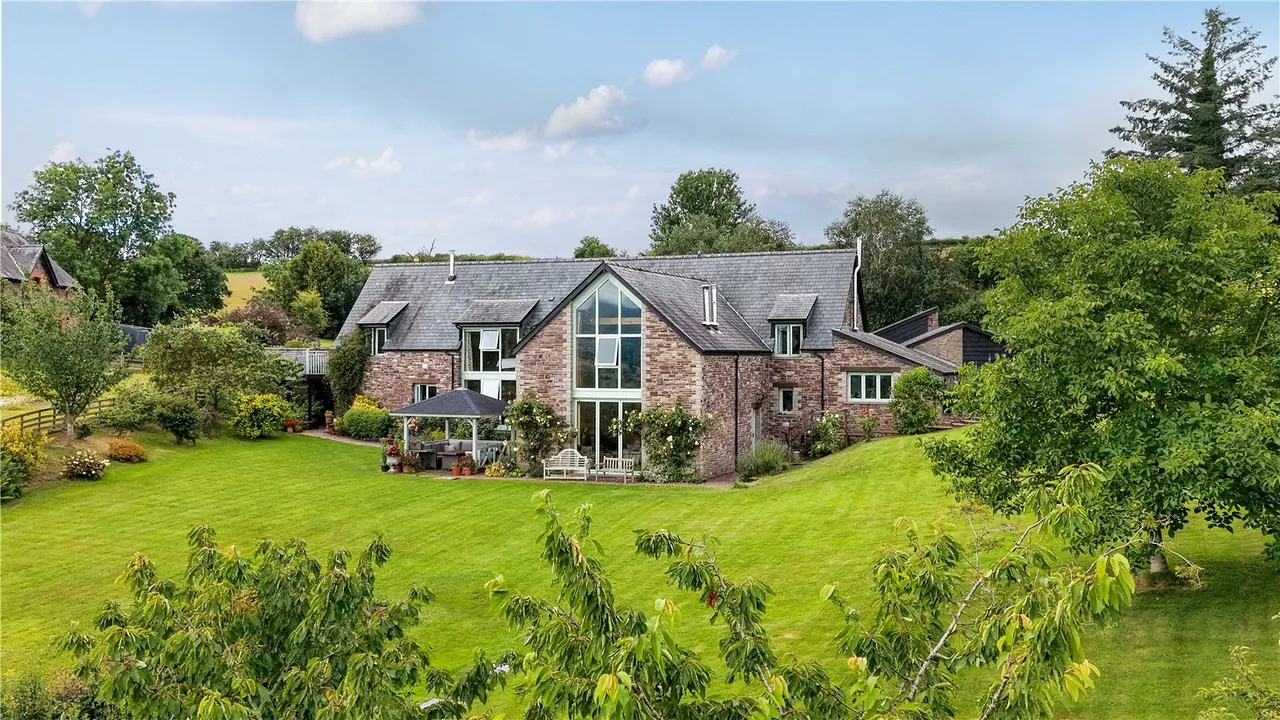 3 bed barn conversion for sale — Llanfilo, Brecon, Powys, LD3 0RG