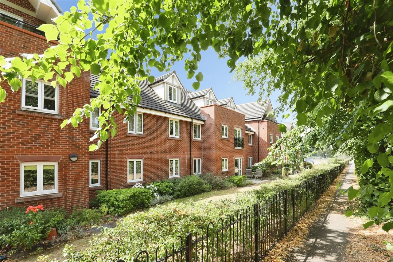 Cedar Avenue, Alsager, ST7, photo 28