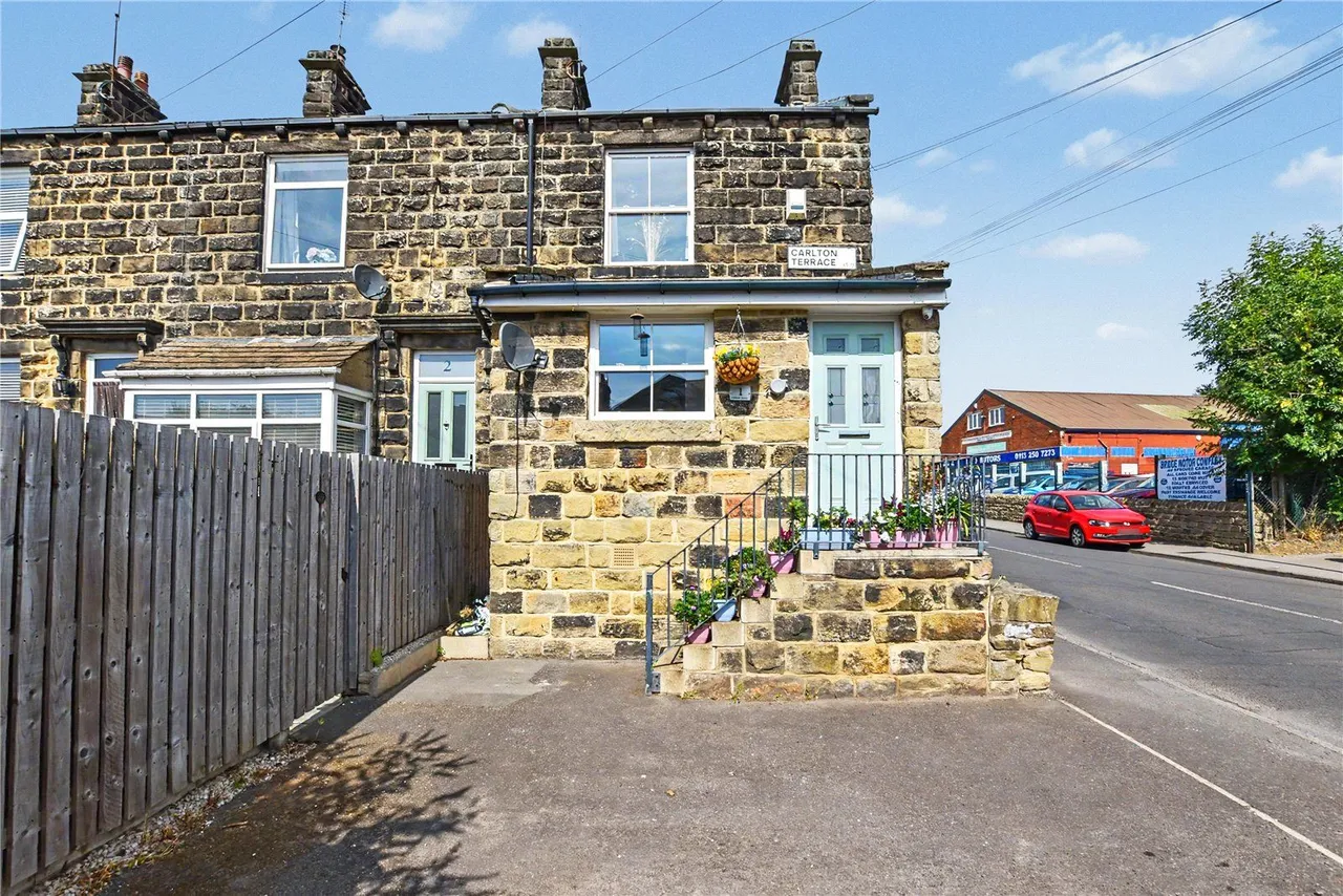 2 bed flat for sale, Carlton Terrace, Yeadon, LS19