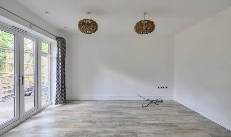 Warren Farm Close, Epsom, KT17, photo 9