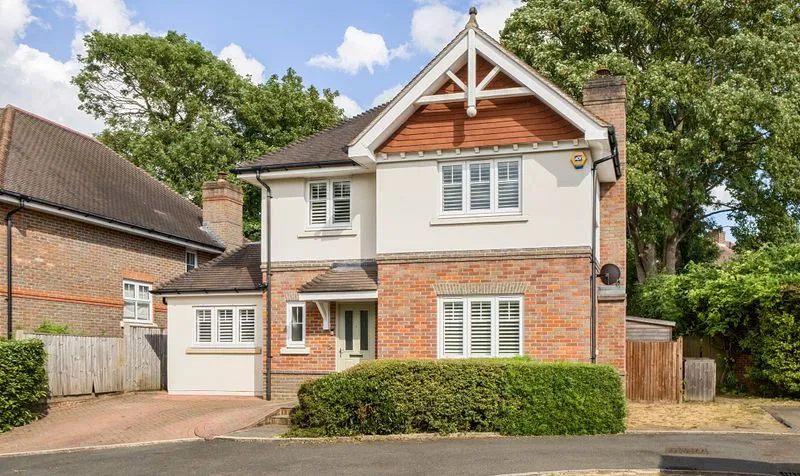 4 bed house for sale — Warren Farm Close, Epsom, KT17