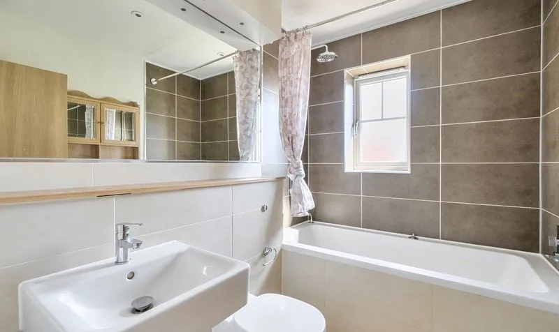Warren Farm Close, Epsom, KT17, photo 16