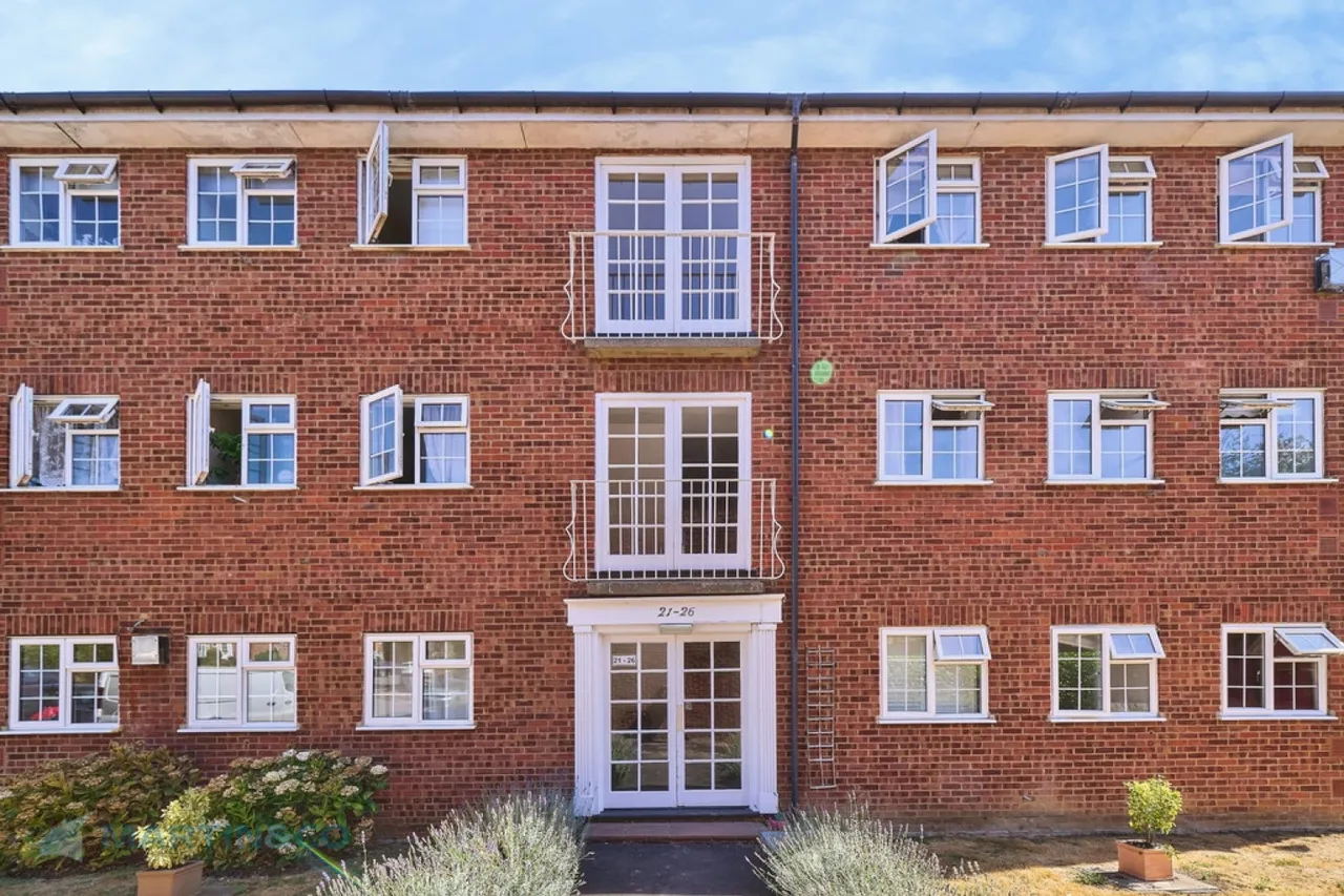 2 bed flat for sale — Woking, Surrey