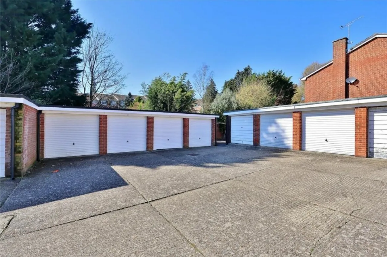 Woking, Surrey, photo 12