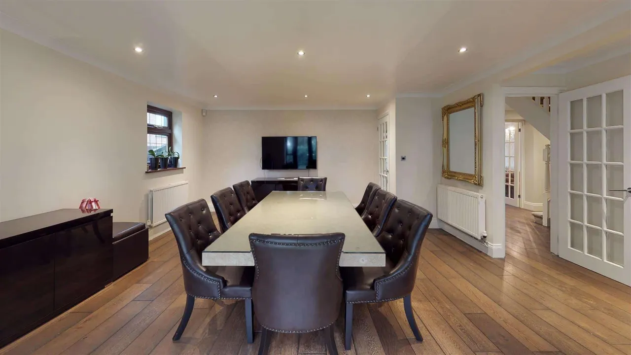 The Lindens, Loughton, photo 2