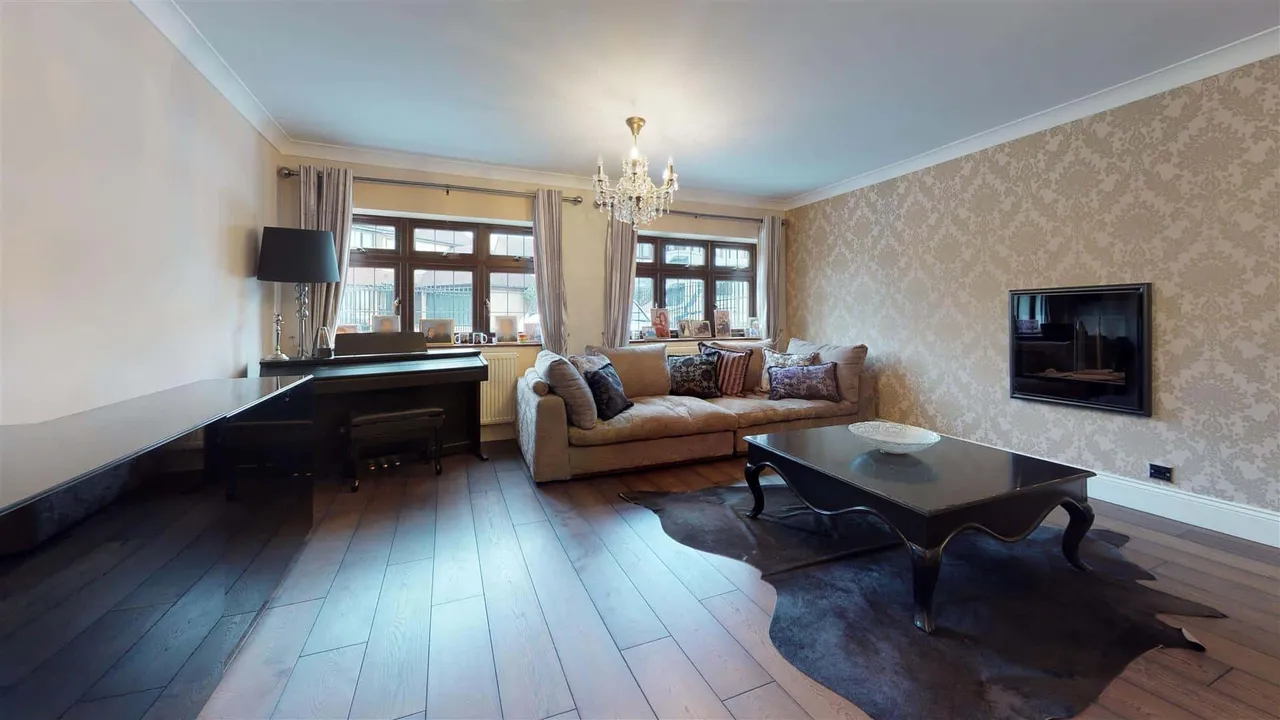 The Lindens, Loughton, photo 4