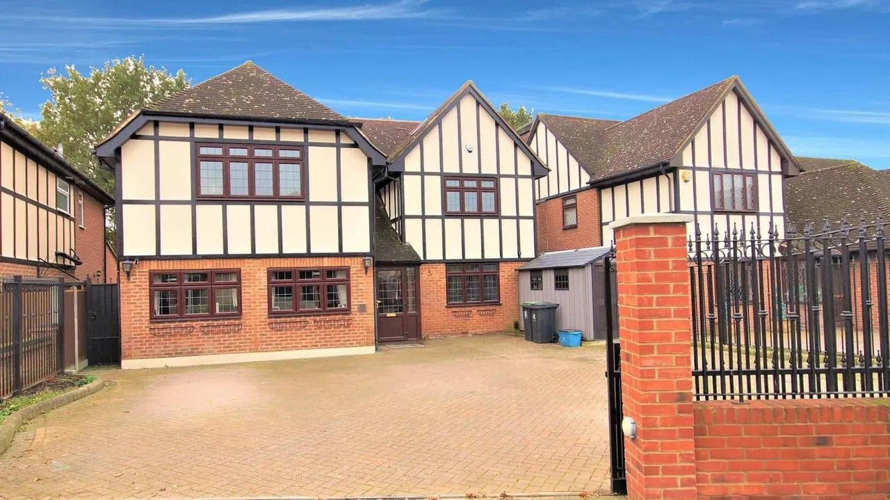 6 bed house for sale — The Lindens, Loughton