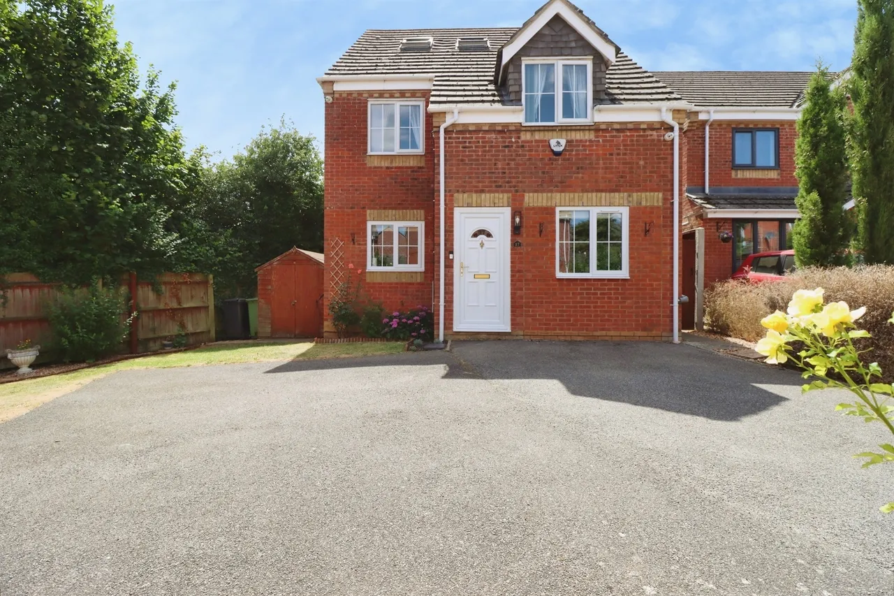 3 bed house for sale — Leighton Close, Wellingborough