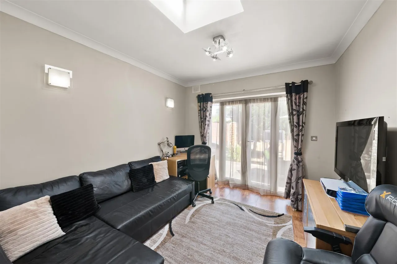 Dorset Avenue, Norwood Green, photo 4
