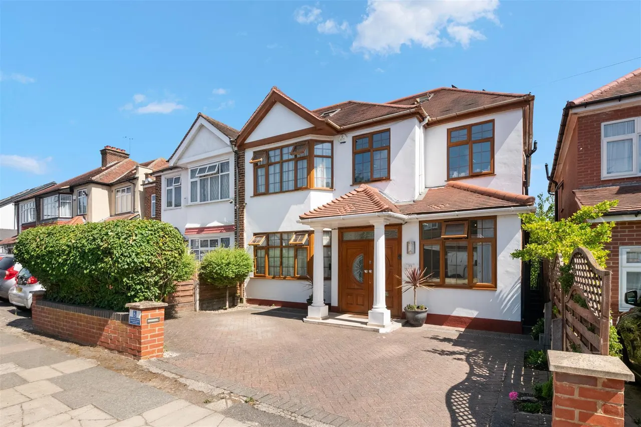 7 bed house for sale, Dorset Avenue, Norwood Green