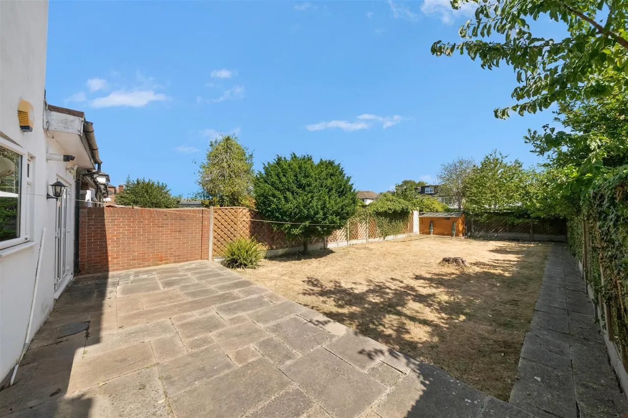 Dorset Avenue, Norwood Green, photo 18